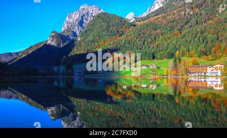 Fantastischer Herbstsonntag am Hintersee. Schöne Spiegelreflexion im Wasser des Hintersees. Lage: Resort Ramsau, Nationalpark Stockfoto