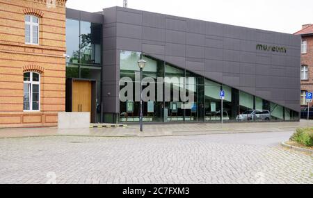 Ludwigsfelde, Deutschland. Juli 2020. Das Stadt- und Technikmuseum. Das denkmalgeschützte Bahnhofsgebäude wurde 2002 in ein Museum umgewandelt und 2012 mit der hallähnlichen Erweiterung erweitert. (An 'Hoffest zum 55. Geburtstag der Stadt Ludwigsfelde') Quelle: Soeren Sache/dpa-Zentralbild/ZB/dpa/Alamy Live News Stockfoto