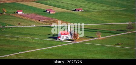 Luftaufnahme der berühmten weißen St. Coloman Wallfahrtskirche im Herbst. Lage: Dorf Schwangau, in der Nähe von Füssen, Südwestbayern, Deutschland, Europa Stockfoto