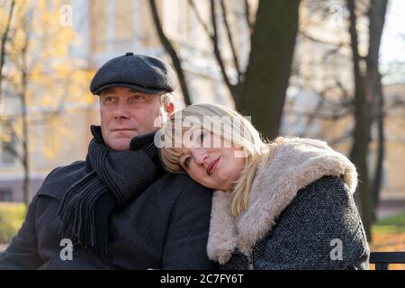 Happy blonde reife Frau und gutaussehende mittleren Alters Brünette Mann Stockfoto