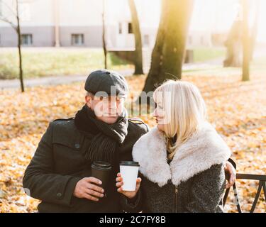 Happy blonde reife Frau und gutaussehende mittleren Alters Brünette Mann Stockfoto