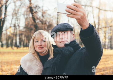 Happy blonde reife Frau und gutaussehende mittleren Alters Brünette Mann Stockfoto