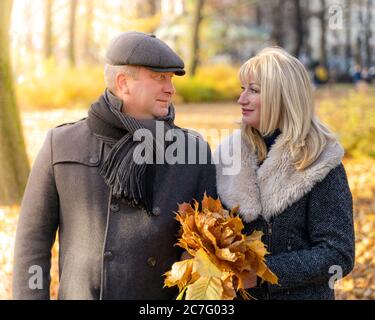 Happy blonde reife Frau und gutaussehende mittleren Alters Brünette Mann Stockfoto
