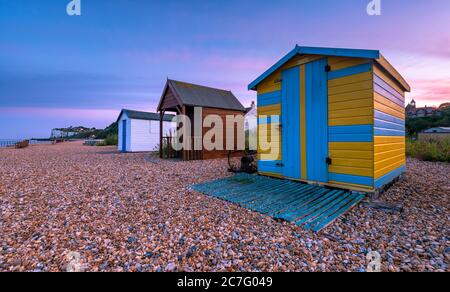 Bunte Strandhütten bei Sonnenuntergang am Kingsdown Strand in der Nähe von Deal, Kent. Stockfoto