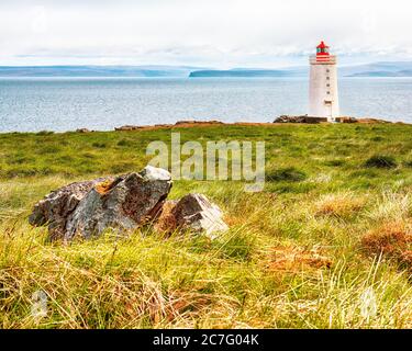 Atemberaubende Aussicht auf Skarsviti Leuchtturm in Vatnsnes Halbinsel an einem sonnigen Tag in Nordisland. Lage: Hvammstangi, Vatnsnes Halbinsel, Island, Europ Stockfoto