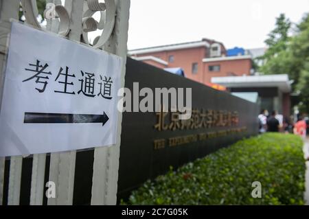 Peking, Peking, China. Juli 2020. BeijingÃ¯Â¼Å'CHINA-die Aufnahmeprüfung der Pekinger High School wird am 17. Juli 2020 stattfinden. Gegen 7:00 Uhr, vor der Peking Normal University Experimental High School, eine Reihe von Kandidaten kam auf dem Testgelände. Viele Eltern und Lehrer sind rot gekleidet, einige haben rote "Go for it"-Masken.von der Epidemie betroffen, begann heute die 2020-Abitur, die sich um fast einen Monat verzögert hat. Es wird in diesem Jahr deutlich mehr Teststandorte geben als im letzten Jahr, und es wird auch mehr geben Stockfoto