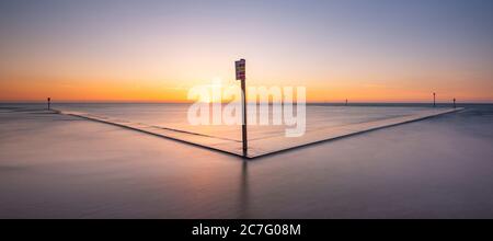 Der Außenpool auf Margate Strand bei Sonnenuntergang, Kent. Stockfoto