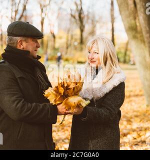 Happy blonde reife Frau und gutaussehende mittleren Alters Brünette Mann Stockfoto