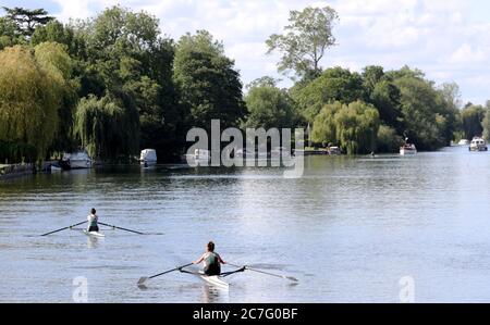 Zwei Ruderer vom Maidenhead Rowing Club machen sich auf den Weg entlang der Themse von Bray nach Maidenhead, Berkshire. Stockfoto