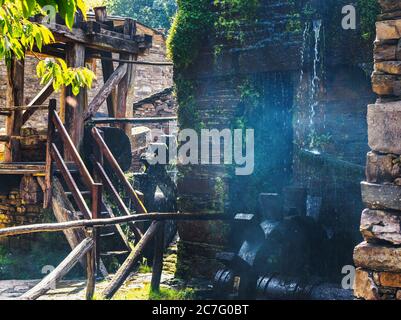 Wassermühle im Dorf Teixois, Los Oscos, Asturien. Ethnographische Website auf der Grundlage der integralen Nutzung der hydraulischen Energie des Flusses. Stockfoto