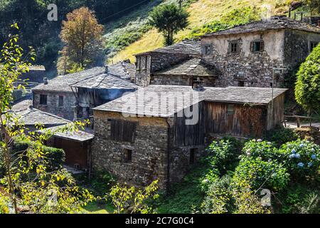 Teixois Dorf, Los Oscos, Asturien. Ethnographische Website stammt aus dem 18. Jahrhundert und basiert auf der integralen Nutzung der hydraulischen Energie der ri Stockfoto