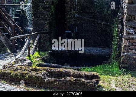 Wassermühle im Dorf Teixois, Los Oscos, Asturien. Ethnographische Website auf der Grundlage der integralen Nutzung der hydraulischen Energie des Flusses. Stockfoto