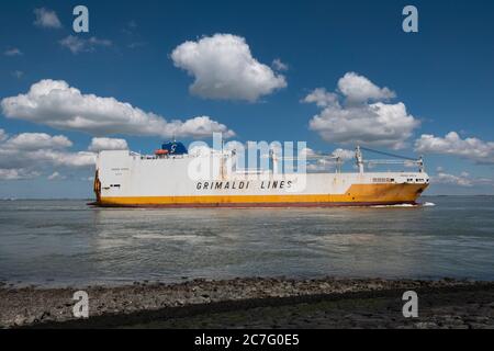 Terneuzen, Niederlande 12. Juli 2020, Grimaldi Lines, Grande Afrika, auf der Schelde in Terneuzen Stockfoto