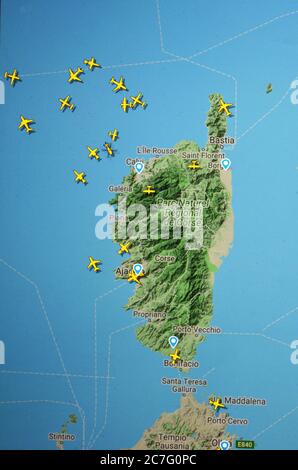 Flugverkehr über Korsika, Frankreich (17. juli 2020, UTC 08.52) im Internet mit Flightradar 24 Website, während der Coronavirus Pandemie Stockfoto