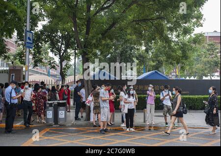Peking, Peking, China. Juli 2020. BeijingÃ¯Â¼Å'CHINA-die Aufnahmeprüfung der Pekinger High School wird am 17. Juli 2020 stattfinden. Gegen 7:00 Uhr, vor der Peking Normal University Experimental High School, eine Reihe von Kandidaten kam auf dem Testgelände. Viele Eltern und Lehrer sind rot gekleidet, einige haben rote "Go for it"-Masken.von der Epidemie betroffen, begann heute die 2020-Abitur, die sich um fast einen Monat verzögert hat. Es wird in diesem Jahr deutlich mehr Teststandorte geben als im letzten Jahr, und es wird auch mehr geben Stockfoto