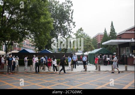 Peking, Peking, China. Juli 2020. BeijingÃ¯Â¼Å'CHINA-die Aufnahmeprüfung der Pekinger High School wird am 17. Juli 2020 stattfinden. Gegen 7:00 Uhr, vor der Peking Normal University Experimental High School, eine Reihe von Kandidaten kam auf dem Testgelände. Viele Eltern und Lehrer sind rot gekleidet, einige haben rote "Go for it"-Masken.von der Epidemie betroffen, begann heute die 2020-Abitur, die sich um fast einen Monat verzögert hat. Es wird in diesem Jahr deutlich mehr Teststandorte geben als im letzten Jahr, und es wird auch mehr geben Stockfoto