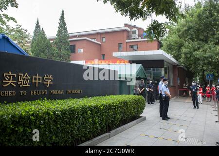 Peking, Peking, China. Juli 2020. BeijingÃ¯Â¼Å'CHINA-die Aufnahmeprüfung der Pekinger High School wird am 17. Juli 2020 stattfinden. Gegen 7:00 Uhr, vor der Peking Normal University Experimental High School, eine Reihe von Kandidaten kam auf dem Testgelände. Viele Eltern und Lehrer sind rot gekleidet, einige haben rote "Go for it"-Masken.von der Epidemie betroffen, begann heute die 2020-Abitur, die sich um fast einen Monat verzögert hat. Es wird in diesem Jahr deutlich mehr Teststandorte geben als im letzten Jahr, und es wird auch mehr geben Stockfoto