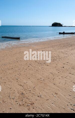 Ein schöner Strand mit traditionellem Boot in Hera Timor Leste Stockfoto