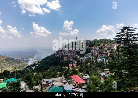 Ein Fernblick auf die berühmte Bergstation McLoedgunj im Bundesstaat Himachal Pradesh in Nordindien Stockfoto