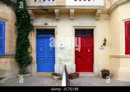 Attard. Malta. Rote Tür, blaue Tür. Stockfoto