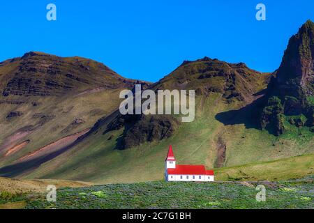 Wunderschöne Aussicht auf die christliche Kirche von Vikurkirkja vor der Müntaine. Landschaftlich Bild der beliebtesten touristischen Ziel. Lage: Vik Dorf in Myrda Stockfoto