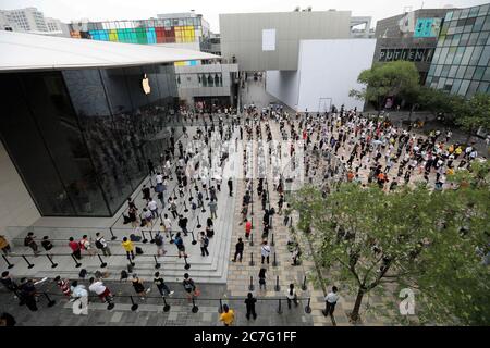 Peking, Peking, China. Juli 2020. Apple sanlitun Retail Store offiziell eröffnet seinen neuen Shop. Eine große Anzahl von Apfel-Fans hier versammelt, erwartet, um das Geschäft zuerst betreten.während der Epidemie, vor-Ort-Gesundheits-Inspektion, Körpertemperatur, Schlange in einem Meter-Intervallen, Sprühen Desinfektionsmittel. Tun epidemische Prävention arbeiten Schritt für Schritt. Es waren viele Leute in der Schlange, aber es war ordentlich.der neue Apple Sanlitun-Laden befindet sich diagonal vom alten Laden entfernt. Kredit: ZUMA Press, Inc./Alamy Live Nachrichten Stockfoto