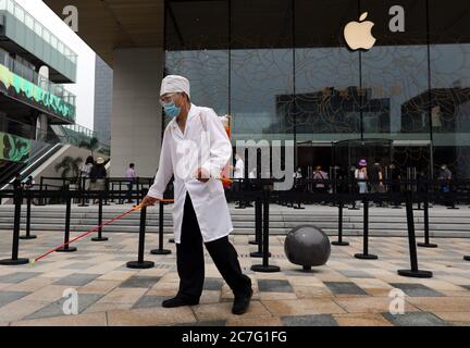 Peking, Peking, China. Juli 2020. Apple sanlitun Retail Store offiziell eröffnet seinen neuen Shop. Eine große Anzahl von Apfel-Fans hier versammelt, erwartet, um das Geschäft zuerst betreten.während der Epidemie, vor-Ort-Gesundheits-Inspektion, Körpertemperatur, Schlange in einem Meter-Intervallen, Sprühen Desinfektionsmittel. Tun epidemische Prävention arbeiten Schritt für Schritt. Es waren viele Leute in der Schlange, aber es war ordentlich.der neue Apple Sanlitun-Laden befindet sich diagonal vom alten Laden entfernt. Kredit: ZUMA Press, Inc./Alamy Live Nachrichten Stockfoto