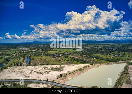 Dieses einzigartige Foto zeigt die Inseln und die Struktur von einem Reservoir in Hua Hin Thailand von oben. Das Bild wurde mit einer Drohne getroffen. Stockfoto
