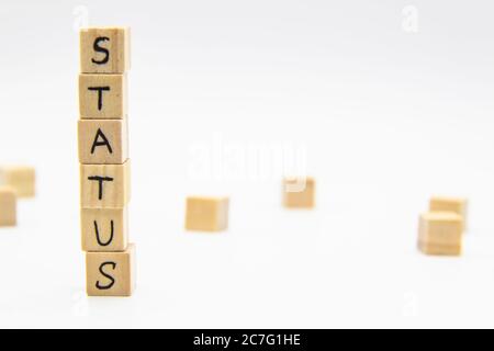 Ein Wort Status auf den Holzwürfeln geschrieben. Status Schriftzug aus Holzwürfeln isoliert auf weiß Stockfoto