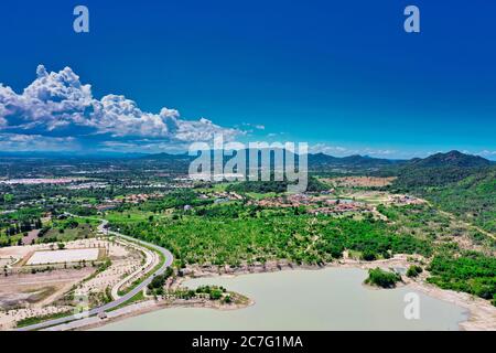 Dieses einzigartige Foto zeigt die Inseln und die Struktur von einem Reservoir in Hua Hin Thailand von oben. Das Bild wurde mit einer Drohne getroffen. Stockfoto