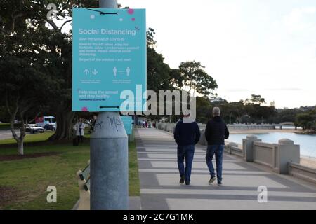 Mosman Council Covid-19 (Coronavirus) sozialer distanzierender Ratschlag am Balmoral Beach, Mosman, Sydney, NSW, Australien. Stockfoto