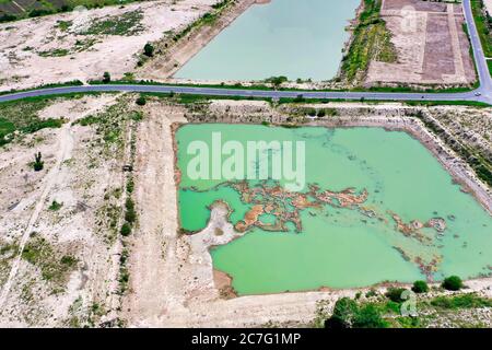 Dieses einzigartige Foto zeigt die Inseln und die Struktur von einem Reservoir in Hua Hin Thailand von oben. Das Bild wurde mit einer Drohne getroffen. Stockfoto