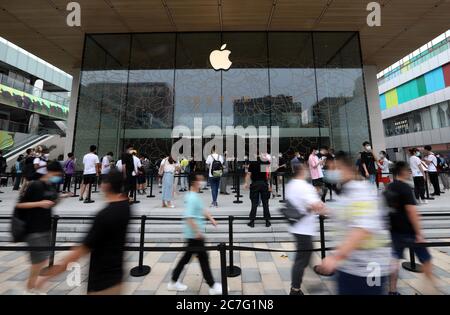 Peking, Peking, China. Juli 2020. Apple sanlitun Retail Store offiziell eröffnet seinen neuen Shop. Eine große Anzahl von Apfel-Fans hier versammelt, erwartet, um das Geschäft zuerst betreten.während der Epidemie, vor-Ort-Gesundheits-Inspektion, Körpertemperatur, Schlange in einem Meter-Intervallen, Sprühen Desinfektionsmittel. Tun epidemische Prävention arbeiten Schritt für Schritt. Es waren viele Leute in der Schlange, aber es war ordentlich.der neue Apple Sanlitun-Laden befindet sich diagonal vom alten Laden entfernt. Kredit: ZUMA Press, Inc./Alamy Live Nachrichten Stockfoto