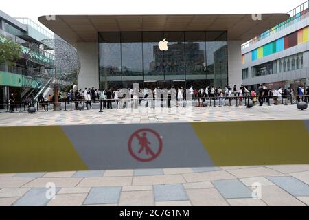 Peking, Peking, China. Juli 2020. Apple sanlitun Retail Store offiziell eröffnet seinen neuen Shop. Eine große Anzahl von Apfel-Fans hier versammelt, erwartet, um das Geschäft zuerst betreten.während der Epidemie, vor-Ort-Gesundheits-Inspektion, Körpertemperatur, Schlange in einem Meter-Intervallen, Sprühen Desinfektionsmittel. Tun epidemische Prävention arbeiten Schritt für Schritt. Es waren viele Leute in der Schlange, aber es war ordentlich.der neue Apple Sanlitun-Laden befindet sich diagonal vom alten Laden entfernt. Kredit: ZUMA Press, Inc./Alamy Live Nachrichten Stockfoto