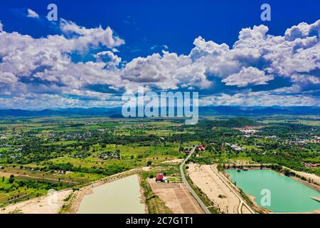 Dieses einzigartige Foto zeigt die Inseln und die Struktur von einem Reservoir in Hua Hin Thailand von oben. Das Bild wurde mit einer Drohne getroffen. Stockfoto