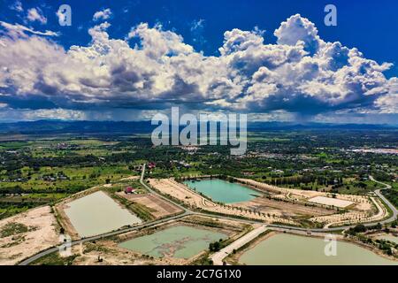 Dieses einzigartige Foto zeigt die Inseln und die Struktur von einem Reservoir in Hua Hin Thailand von oben. Das Bild wurde mit einer Drohne getroffen. Stockfoto