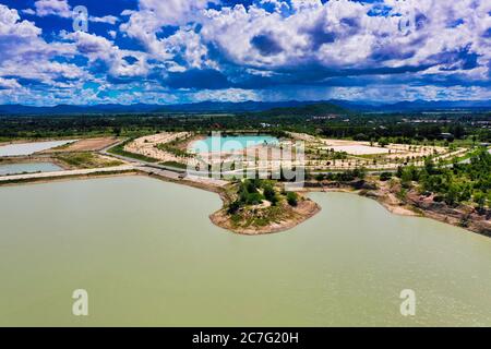 Dieses einzigartige Foto zeigt die Inseln und die Struktur von einem Reservoir in Hua Hin Thailand von oben. Das Bild wurde mit einer Drohne getroffen. Stockfoto