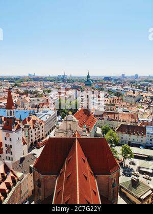 München, Deutschland - 29. Juni 2019: Luftaufnahme von roten Dächern in der Altstadt von München, Bayern, Deutschland Stockfoto