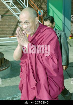 Seine Heiligkeit der Dalai Lama, der 1996 am Londoner Flughafen Heathrow ankommt. Stockfoto