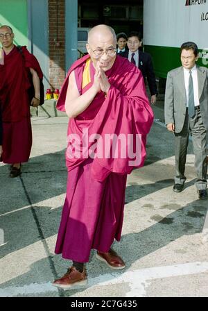 Seine Heiligkeit der Dalai Lama, der 1996 am Londoner Flughafen Heathrow ankommt. Stockfoto