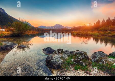 Fantastischer Herbstuntergang am Hintersee. Schöne Szene von kristallklarem Wasser des Hintersees. Lage: Resort Ramsau, Nationalpark Berchtesgadener Stockfoto