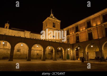 Avila Rathaus Platz in der Nacht, genannt Mercado Chico. UNESCO-Weltkulturerbe. Avila, Spanien Stockfoto