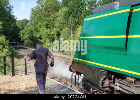 Nahaufnahme einer restaurierten britischen Dampflokomotive, die die Vorderseite des Motors zeigt, die während einer Station von Kesseldampf abgelassen werden kann. Stockfoto