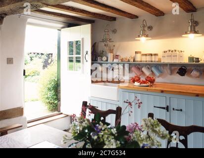 Eine modernisierte Küche in einem traditionellen reetgedeckten Norfolk Cottage. Stockfoto