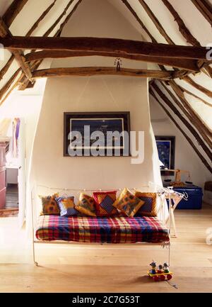 Ein Kinderzimmer im Dachgeschoss eines strohgedeckten Norfolk Cottage. Stockfoto