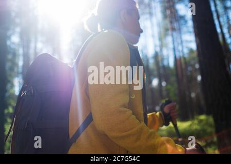 Wandern im Sommerwald. Weibliche Touristen wandern allein. Stockfoto