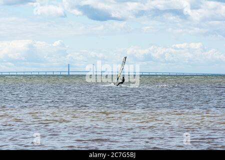 Malmö, Schweden - 12. Juli 2020: An einem windigen Tag nutzen viele Menschen die Gelegenheit, Wassersport zu treiben. Windsurfer versammeln sich in der Nähe des Lomma Strandes, um ihre Windsurffähigkeiten zu üben Stockfoto