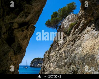 Cala Macarella, einer der berühmtesten Strände auf der Insel Menorca. Stockfoto
