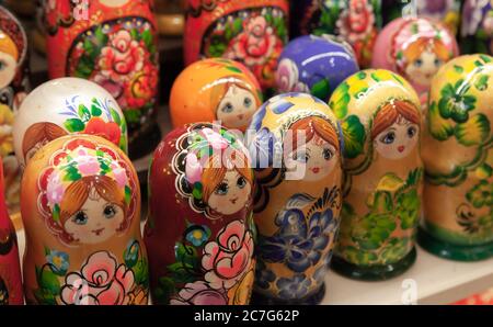 Matryoschka Puppen, auch bekannt als russische Nestpuppen sind auf dem Tresen eines Geschenkeladens. Beliebtes Souvenir Stockfoto
