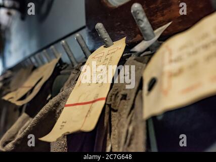 Nahaufnahme, geringer Fokus Ansicht von historischen Zug Posttaschen mit Zieltickets, wie auf einem Postzug aus einer alten Zeit gesehen. Stockfoto